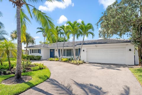 Bimini Breeze - Updated Island Retreat with Pool & Beach Access House in Riviera Beach