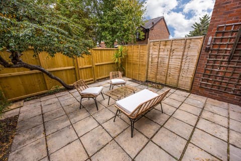 Shell Cove - With Sunny Rear Patio Near Harbourside Park House in Poole