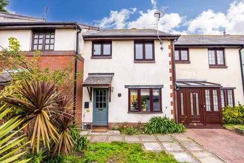 Shell Cove - With Sunny Rear Patio Near Harbourside Park House in Poole