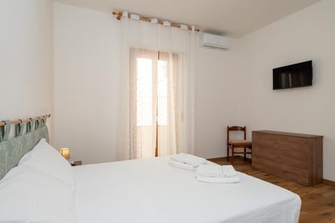 Bed, TV and multimedia, Photo of the whole room, Bedroom, towels, air conditioner