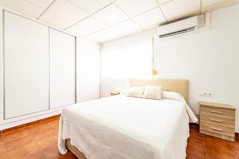 Bed, Photo of the whole room, Bedroom, wardrobe, air conditioner