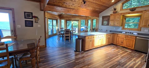 American Dream- 5 bedroom dog-friendly with hot tub, pool table and more! House in Deep Creek Lake