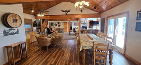 American Dream- 5 bedroom dog-friendly with hot tub, pool table and more! House in Deep Creek Lake