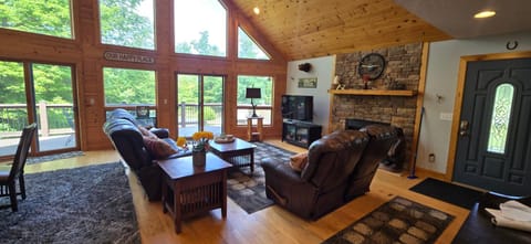 The Lake House- 5 bedroom in quiet area with hot tub and pool table House in Deep Creek Lake