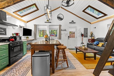 TV and multimedia, Kitchen or kitchenette, Living room, Seating area, Dining area, Evening entertainment, stove