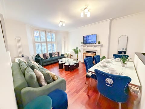 TV and multimedia, View (from property/room), Living room, Decorative detail, Seating area, Dining area, heating, internet