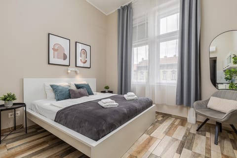 Bed, Seating area