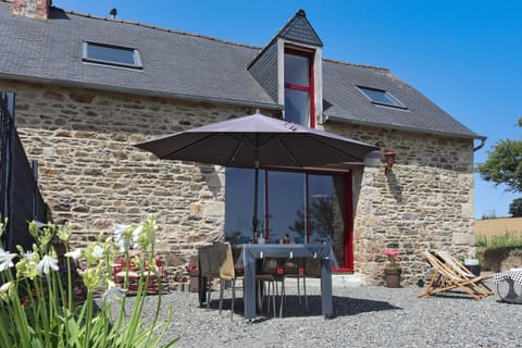 Property building, Patio, Balcony/Terrace, furniture