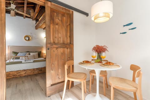 Bed, Seating area, Dining area, Bedroom, heating, air conditioner