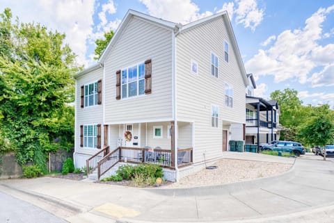 Walk-to-Campus 6BR Retreat - Steps to Razorback Stadium & UA House in Fayetteville