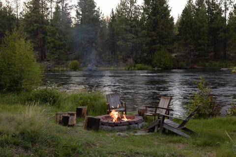 Big Sky Bend - Amazing Riverfront for 12 House in Deschutes River Woods