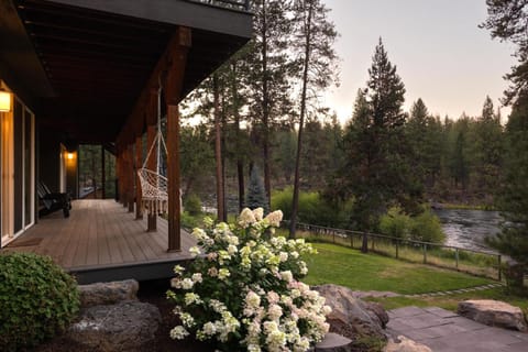 Big Sky Bend - Amazing Riverfront for 12 House in Deschutes River Woods