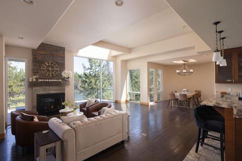 Big Sky Bend - Amazing Riverfront for 12 House in Deschutes River Woods