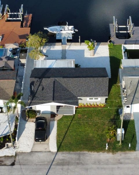 Property building, Natural landscape, Bird's eye view, Street view, Location, Parking