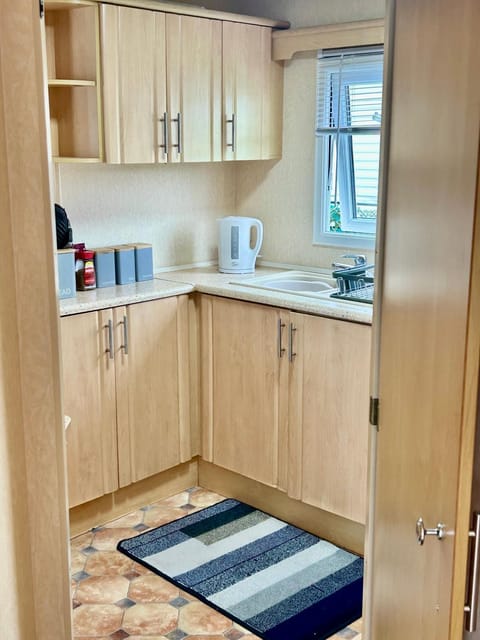 Coffee/tea facilities, Kitchen or kitchenette, stove