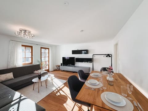 TV and multimedia, Living room, Dining area