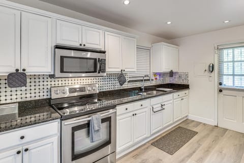 Easy World Cup Getaway Less Than 3 Mi to Hard Rock Stadium House in Miami Gardens