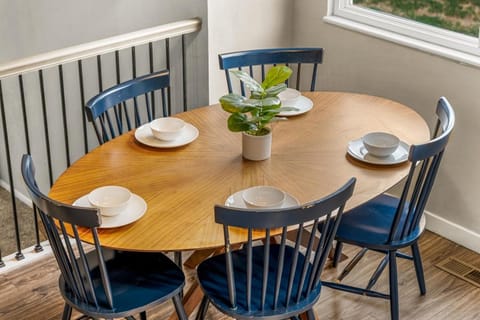 Modern 4BR Family Friendly Retreat with Hot tub House in Westminster