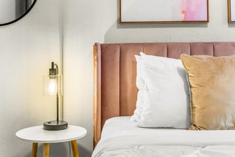 Modern 4BR Family Friendly Retreat with Hot tub House in Westminster