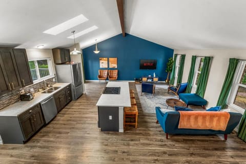 Modern 4BR Family Friendly Retreat with Hot tub House in Westminster