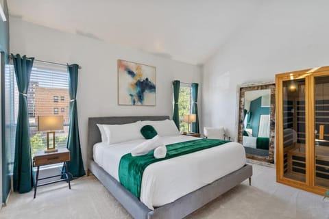 Stunning 4-story Home in Shadyside with Sauna, plenty of off-street parking, and highly walkable House in Shadyside