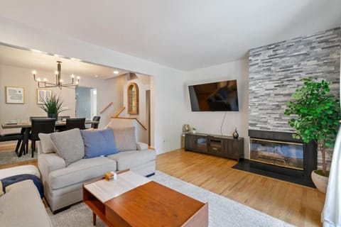 Stunning 4-story Home in Shadyside with Sauna, plenty of off-street parking, and highly walkable House in Shadyside