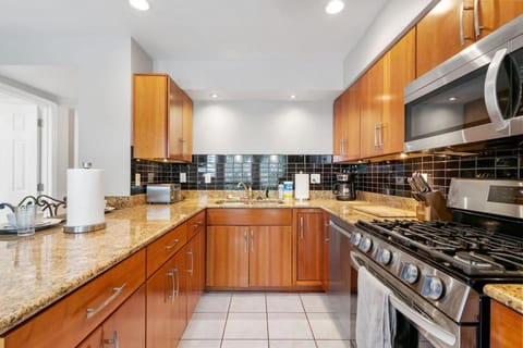 Stunning 4-story Home in Shadyside with Sauna, plenty of off-street parking, and highly walkable House in Shadyside