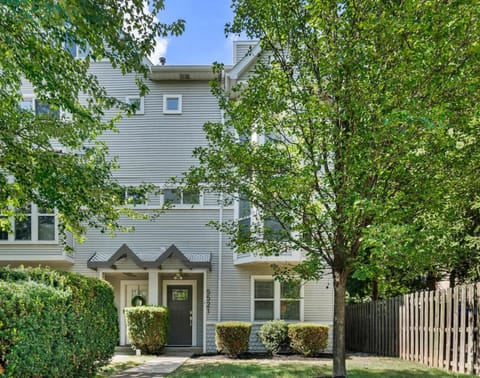 Stunning 4-story Home in Shadyside with Sauna, plenty of off-street parking, and highly walkable House in Shadyside