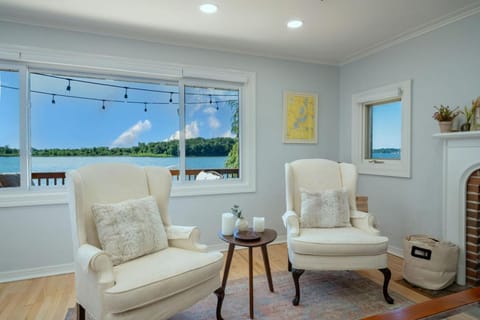 3Bed 2Bath Luxury Lake House on Myers Bay Private Pier Beach Firepit and Deck House in Fox Lake