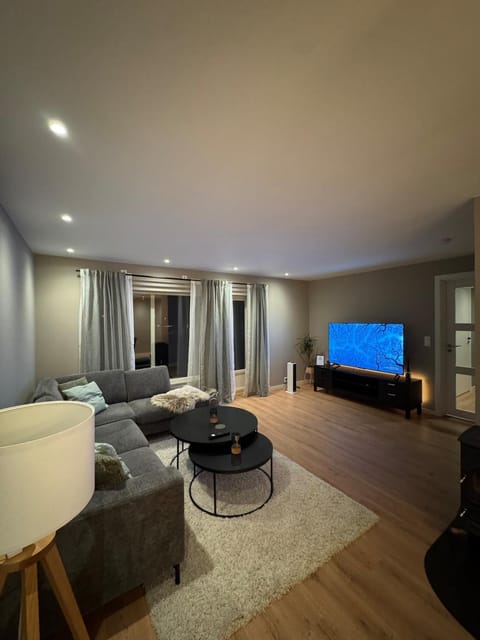 Communal lounge/ TV room, TV and multimedia, Living room, Evening entertainment