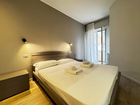 Photo of the whole room, Bedroom, towels