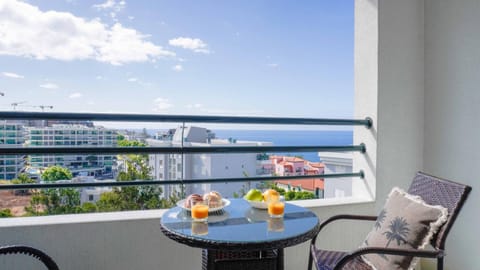 Day, Coffee/tea facilities, View (from property/room), Balcony/Terrace, Food and drinks, Dining area, Sea view