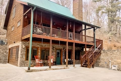 Peak and Pond Retreat House in Sky Valley