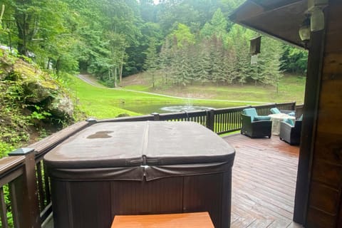 Peak and Pond Retreat House in Sky Valley