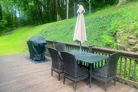 Peak and Pond Retreat House in Sky Valley