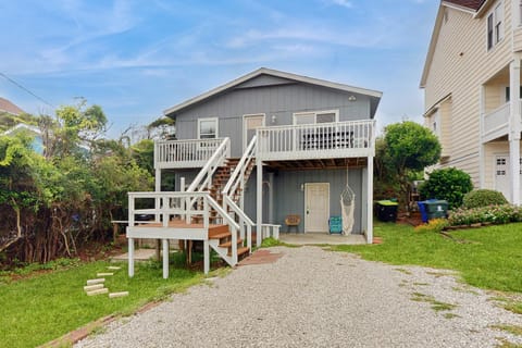 Steps to Sandy Shore! Couples Retreat in Surf City Apartment in Surf City