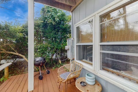 Steps to Sandy Shore! Couples Retreat in Surf City Apartment in Surf City