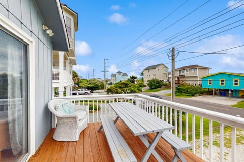 Steps to Sea and Sand! Top-Floor Surf City Retreat House in Surf City