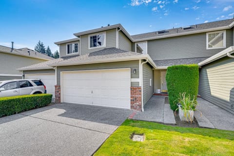 Modern Home Close to Dtwn Woodinville with Yard House in Woodinville