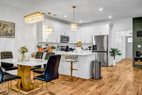 Spacious 7 Bed Home Near Downtown House in Atlanta