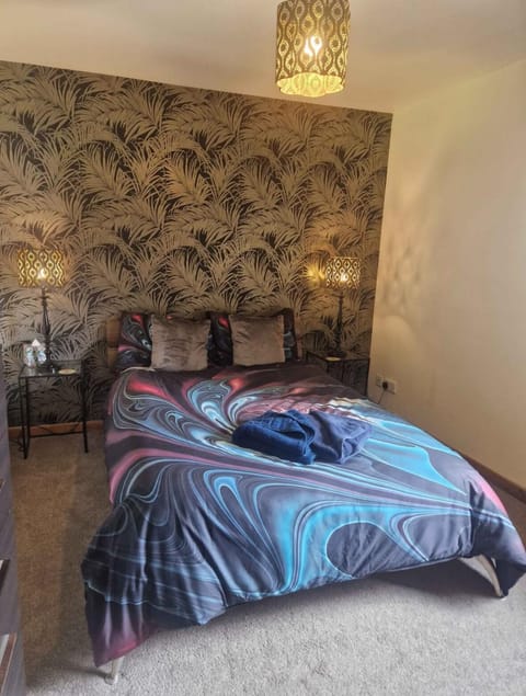 Bright 2 Bed Corner Flat - Great Location Apartment in Inverness