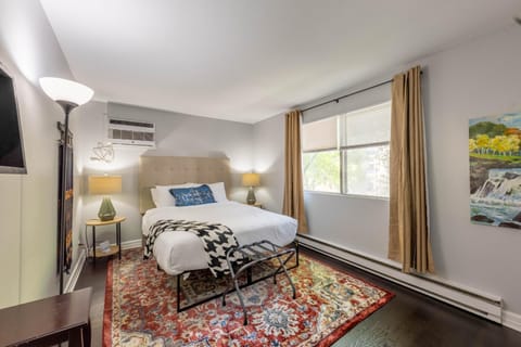 Tree-Lined Serenity Condo in Forest Park, Near Train & Madison St Apartment in Forest Park