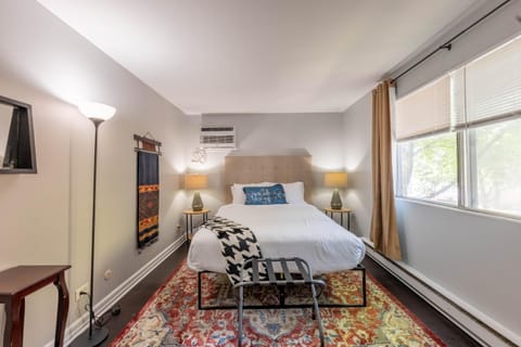 Tree-Lined Serenity Condo in Forest Park, Near Train & Madison St Apartment in Forest Park