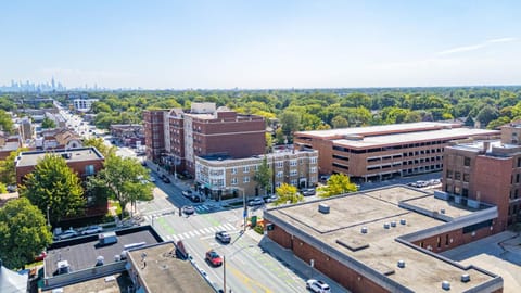 Tree-Lined Serenity Condo in Forest Park, Near Train & Madison St Apartment in Forest Park