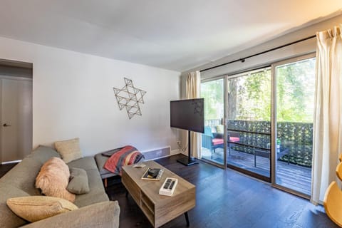 Tree-Lined Serenity Condo in Forest Park, Near Train & Madison St Apartment in Forest Park