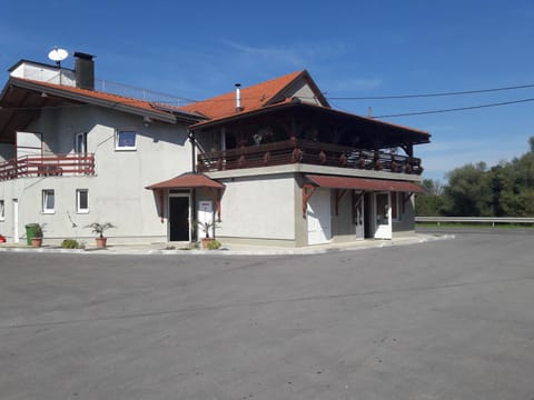 Property building, Facade/entrance, Parking