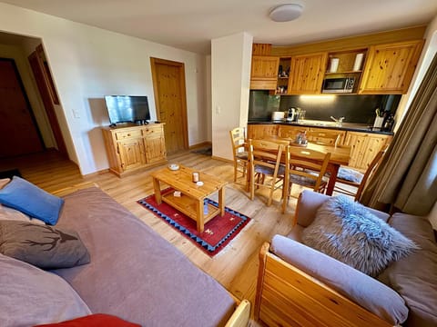 TV and multimedia, Kitchen or kitchenette, Living room, Seating area, Dining area, stove