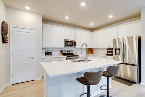 Less Than 2 Mi to Gaylord Rockies Remote-Work Hub with Gym! House in Commerce City