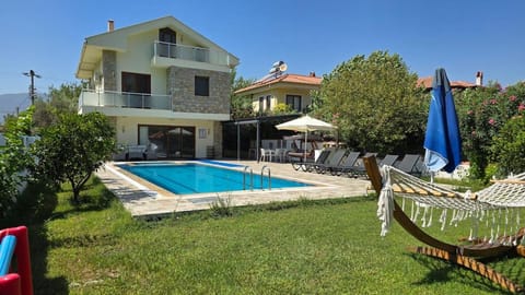 Property building, Patio, Day, Natural landscape, Garden, Garden, Garden view, Pool view, Swimming pool, sunbed