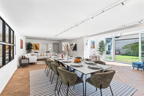 Garden, Living room, Seating area, Dining area, Garden view
